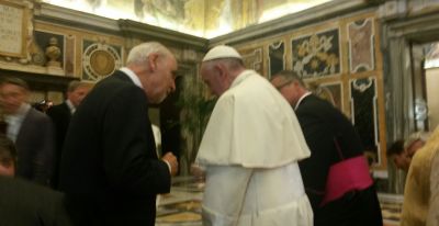 Papa e giornalismo: tv e stampa in declino, ma cronisti colonna società libera